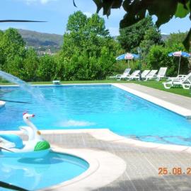 Comfortable house with mountain view and shared pool – hotel w mieście Pedraça
