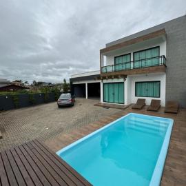 Casa Completa em Picarras, Piscina, Sinuca e Churrasqueira