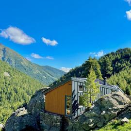 Cabin on a Rock - Mountain Escape, hotel in Deçan