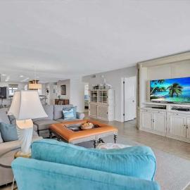 Siesta Key Beachfront Retreat with Gulf Views, hotel in Sarasota
