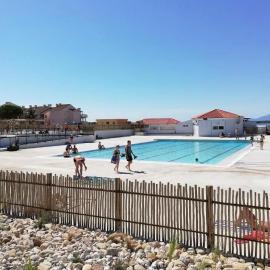 Vue étang et montagnes avec piscines, hotel v destinácii Le Barcarès