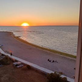 COUCHER DE SOLEIL SUR LA MER accès plage, hotelli kohteessa Le Croisic
