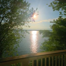 Charming Oceanfront Beach House in East Providence, hotell sihtkohas East Providence