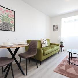 New Modern Flats In Bridgend Town Centre - Great For Business Stays & Contractors By EKLIVING PARTNERS