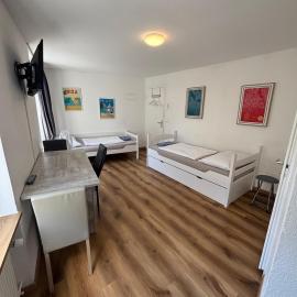 Haus zur Eiche Private 1 Zimmerstudios، فندق في شور