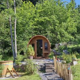 Ferienhaus Lechner am Waldrand mit Holzfasssauna & Außendusche, Bergblick und Naturgarten", Hotel in Abtenau
