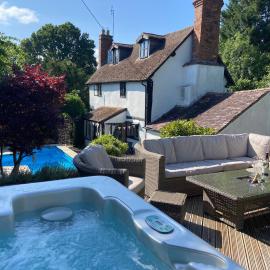 16th Century cottage with heated pool & hot tub, hotel in Mathon