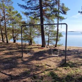 Cozy cottage in a forest setting, a 5-minute walk to the sea, hótel í Ingarö