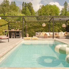 Family Villa with Pool Garden & Outdoor Bar Near Stockholm, hotel a Sollentuna