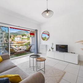 LE SERENITY - Proche Gare - Hyper Centre Terrasse, готель у Мантоні