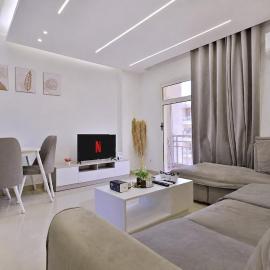 Sunny 2BR Apartment in Madinaty, hotell i Madinaty