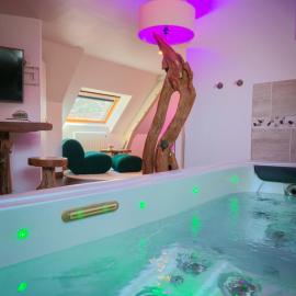 Domaine de la Besnerie Gites avec SPA Privatif à 10 min du Mont St Michel, hotel in Tanis