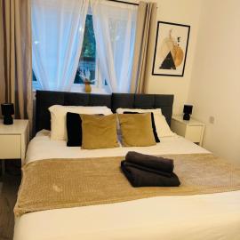 2 Bed in SW19 with Free Wifi and Parking