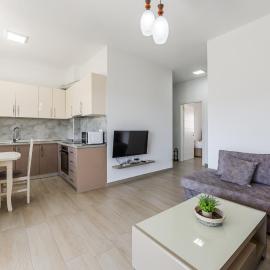 Beachside Family Apartment Balcony & Parking by PikHost