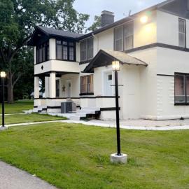 A J House، فندق في Plano