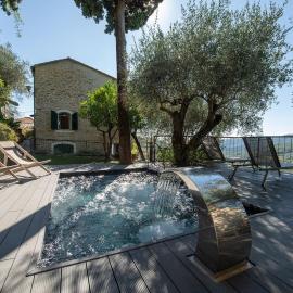 Rustic villa with garden and whirlpool