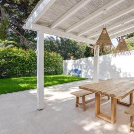 Stylish 2BD Duplex AC Wi-Fi Garden 5m to Beach, hotel in Olhos de Água