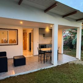 Logement avec jardin en bord de piscine