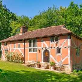Exquisite Tudor style forest lodge - The Pink House
