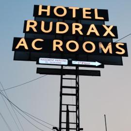 Hotel Rudrax, hotell i Vāghodia