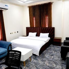 triple comfort hotel and suites bauchi, hotel v mestu Yakubu