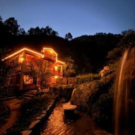 GhratFalls Stone Cottage, готель у місті Banjār