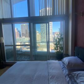933 seymour one block with granville independant suite with balcony, hotel in Vancouver