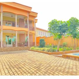 Stunning and serene 6 bedrooms villa with pool, jaccuzi and a beautiful view in a wonderful neighborhood, hotel in Kigali