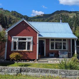 Cosy miners cottage full of character near town, hotel in Reefton