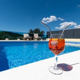Apartments Neda with Heated Pool and Jacuzzi, hotel a Bilice (Bilizze)