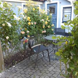 Apartment with 2 rooms in a street house with a patio, viešbutis mieste Simrishamnas