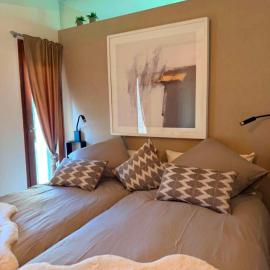 Au delà du miroir, Hotel in Stavelot
