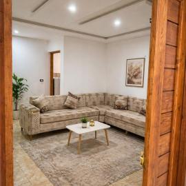 New 2 bedrooms apartment with very sunny private patio, hotel in Taguermess