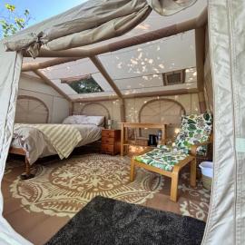 Mary's Meadow Luxury Safari Tent, khách sạn ở Swansea