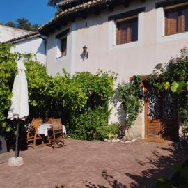 Casa rural La Colmena - The place to bee, hotell i Chillarón del Rey