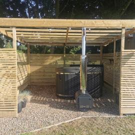 Foxes Den - Shepherds Hut with wood fired Hot Tub 1 bedroomed