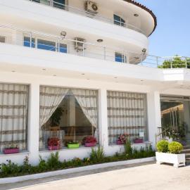 Shtepia e Bardhe, hotel di Patos