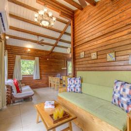 CosmicStays Yotsuba- Luxury Chalet in a Zen Forest, hotell i Mulshi
