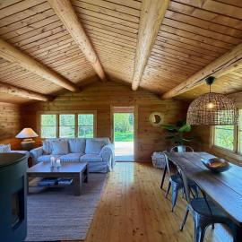 Charming log cabin in Tisvilde 800 meters to the beach, hotel sa Tisvilde