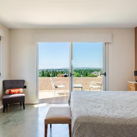 Habitación en Suite, Casa Laderas de Chacras de Coria, hotel in Chacras de Coria