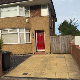 Entire 3-Bedroom Home Near Luton Airport Driveway WiFi