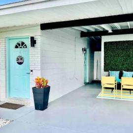 Airport & Stadium Hub with Coastal Vibes and Patio, hotel in Tampa