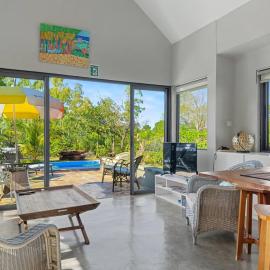 Cozy Nature Escape - 2BR Tiny House with Pool & BBQ, khách sạn ở Rivière Noire