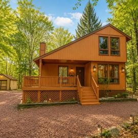 Clocked Out Cabin with Lake Access, Fire Pit, Games، فندق في Blakeslee