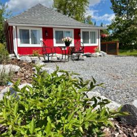 Hummingbird Cottage-Steps to the Beach and Shopping, hotel in Sylvan Lake