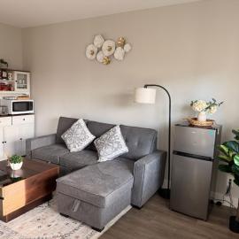 Guest Suite in Langford, hotel in Goldstream Station