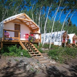 Cabins Over Crag Lake Glamping Lynx, hotel i Carcross