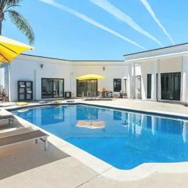 Luxury Hilltop Retreat - Pool, Spa & Ocean Views, ξενοδοχείο σε Vista