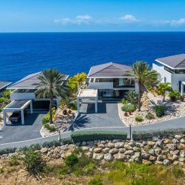 Holland House - Blue Bay BC-06 - op een Klif met Fenomenaal Zeezicht
