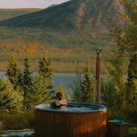 CabinsOver Crag Lake Glamping Bear, khách sạn ở Carcross